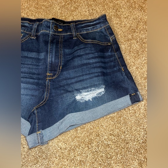 Kendall and Kylie Icon Short size 7 - Picture 3 of 5